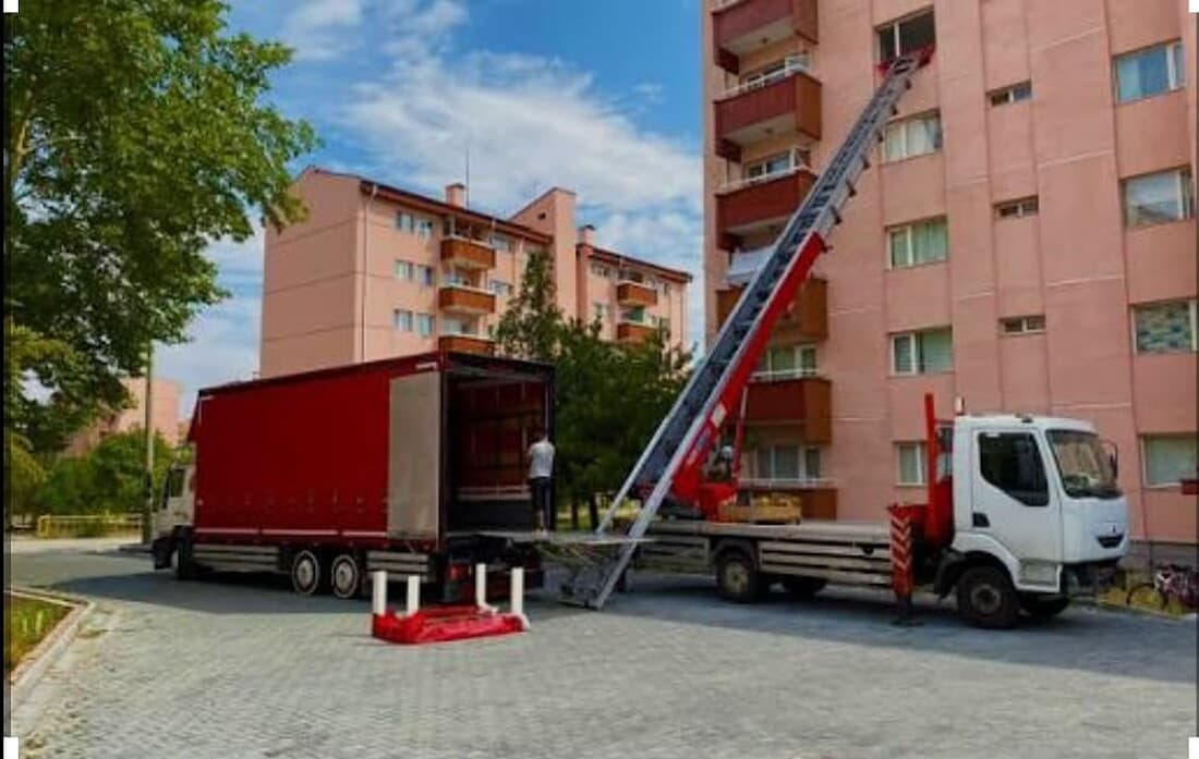 Kınacı Nakliyat asansörlü ekipmanla yüksek kattan eşya indirme