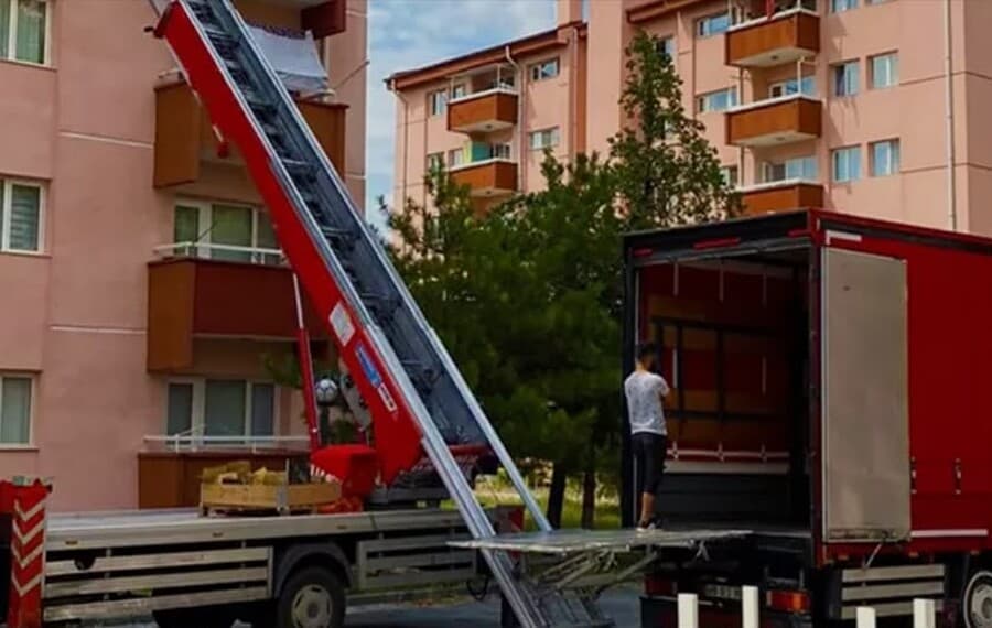 Kınacı Nakliyat ekibi eşya yüklerken